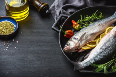 Çiğ çiğ levrek balığı 