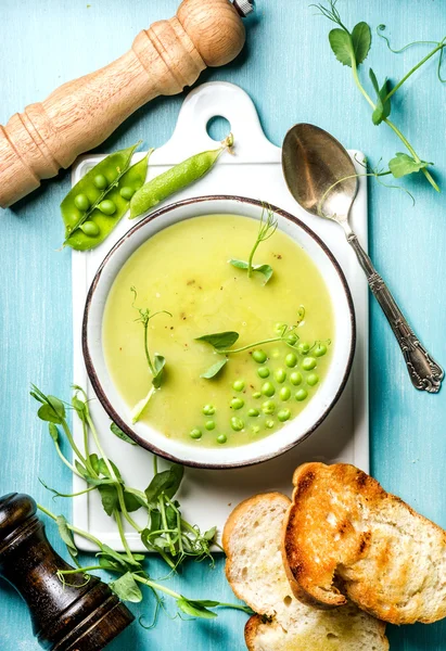 Σούπα με μπιζέλια κρέμα ελαφρύ καλοκαιρινό πράσινο χρώμα — Φωτογραφία Αρχείου