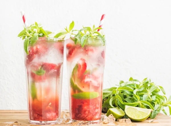 Aardbei mojito zomer cocktails — Stockfoto