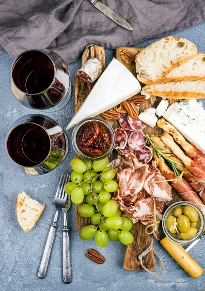 Seleção de aperitivos de queijo e carne — Fotografia de Stock