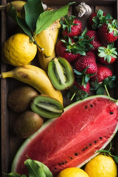 Várias frutas tropicais coloridas — Fotografia de Stock