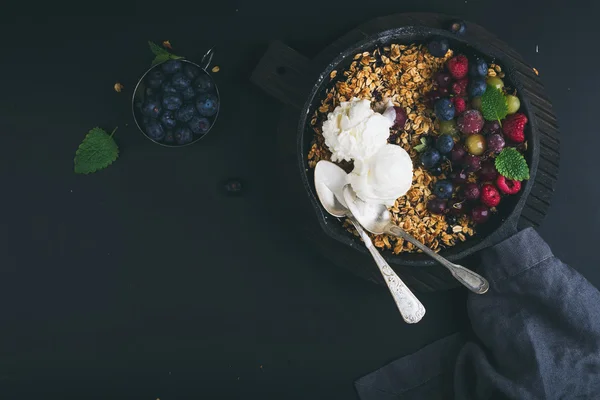 Oat granola crumble with fresh berries — Stock Photo, Image