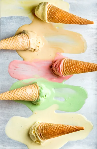Cones de sorvete coloridos — Fotografia de Stock