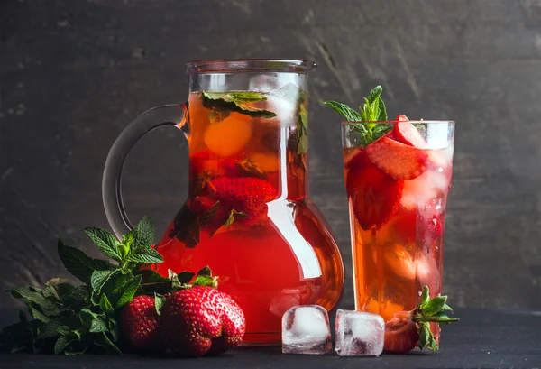 Homemade strawberry mint lemonade — Stock Photo, Image