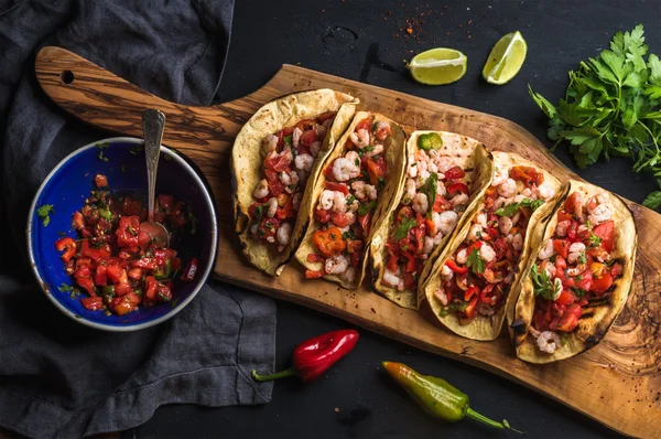 Karides tacos ev yapımı salsa ile