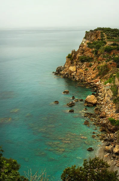 Mar azul-turquesa com penhasco e litoral — Fotografia de Stock