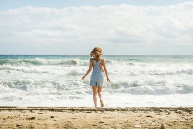 Genç kadın mavi kot tulum