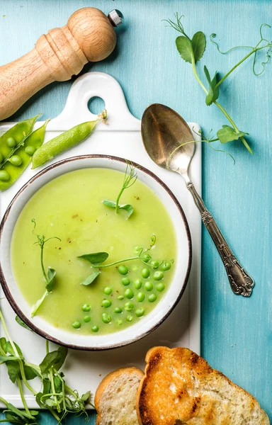 Luz verano sopa de crema de guisantes verdes — Foto de Stock