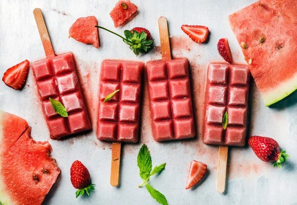 草莓西瓜冰淇淋冰棒 — 图库照片