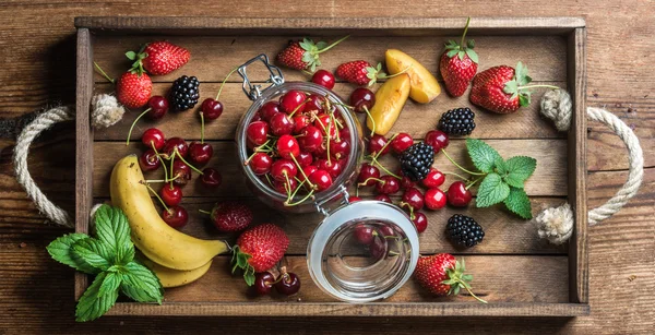 Здоровий літній сорт фруктів — стокове фото