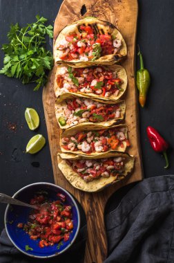 Karides tacos ev yapımı salsa ile