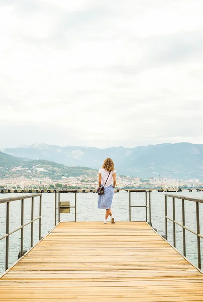 桟橋を歩いている若い女性 — ストック写真