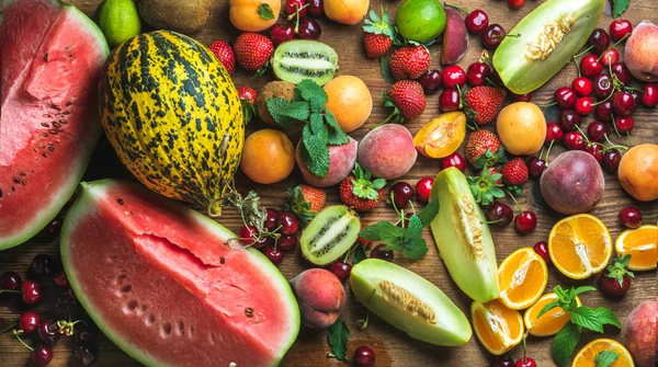 Selección de varias frutas tropicales coloridas — Foto de Stock