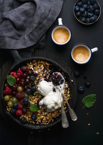 Θρυμματίζω granola βρώμης με φρέσκα μούρα — Φωτογραφία Αρχείου