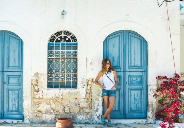 Tipik Yunan şehir genç sarışın kadın