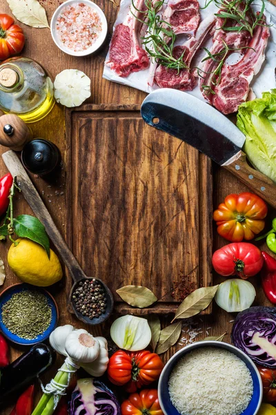Ingredienser för matlagning friskt kött middag — Stockfoto