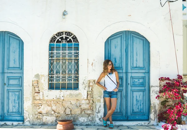 Jovem loira na típica cidade grega — Fotografia de Stock