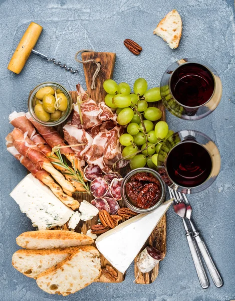 Seleção de aperitivos de queijo e carne — Fotografia de Stock