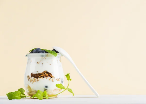 Granola de avena de yogur con mermelada —  Fotos de Stock