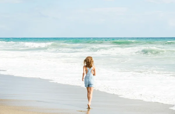 Fiatal nő séta a tenger — Stock Fotó