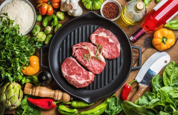 Ingrédients pour cuisiner un dîner de viande sain — Photo