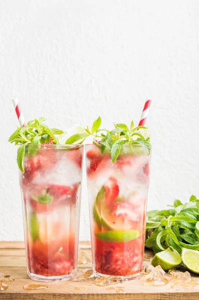 Літні коктейлі Мохіто з полуниці — стокове фото