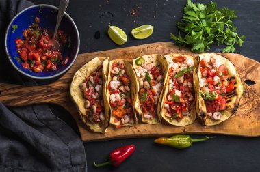 Karides tacos ev yapımı salsa ile
