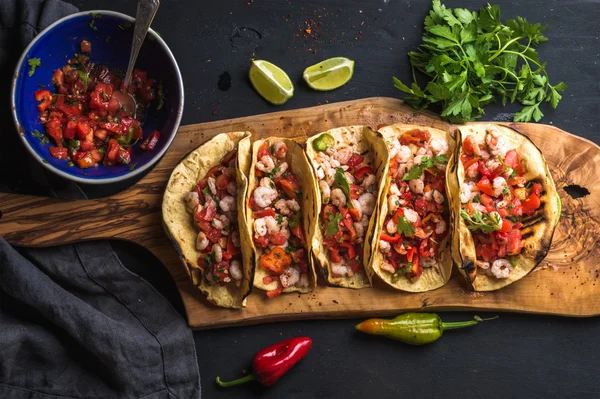 Krevety tacos s domácí salsou — Stock fotografie