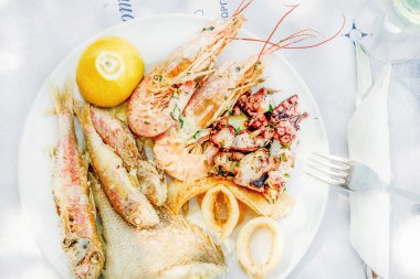 Plaka üzerinde pişmiş deniz ürünleri 