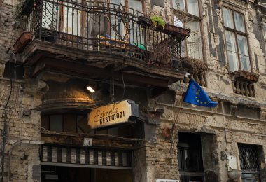 Budapeşte ünlü Szimpla Kert harabe pub Cephe