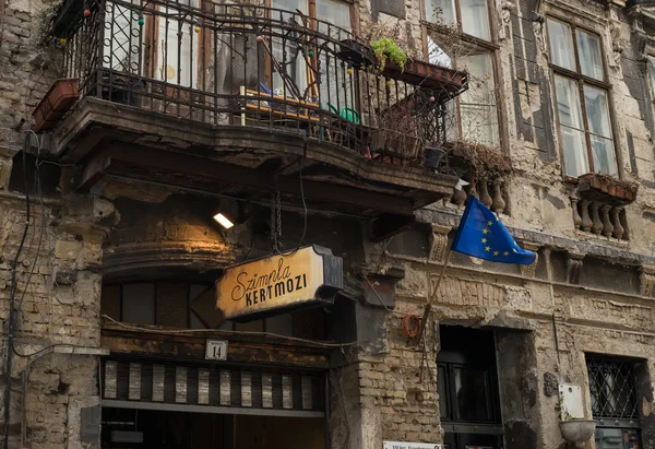 Facade of famous Szimpla Kert ruin pub in Budapest — Stock Photo, Image