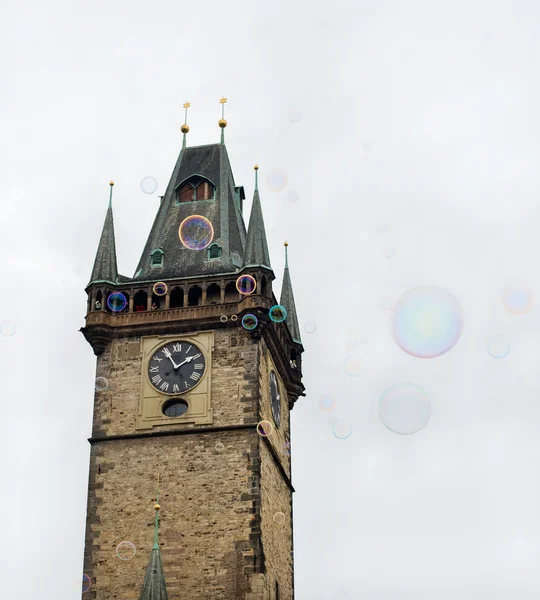 Staromestska meydanında saat kulesi — Stok fotoğraf