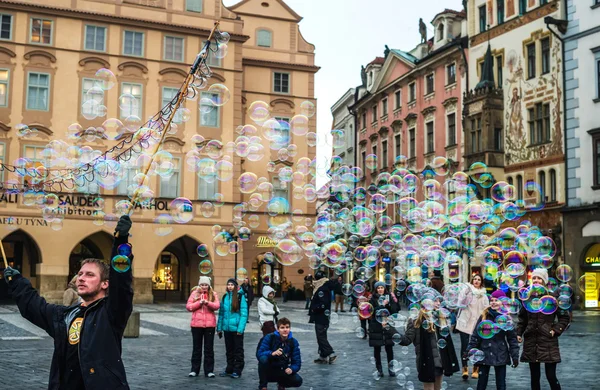 Sokak sanatçı sabun köpüğü yapma 