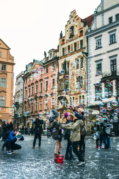 Çocuklar sabun kabarcıkları ile oynuyor