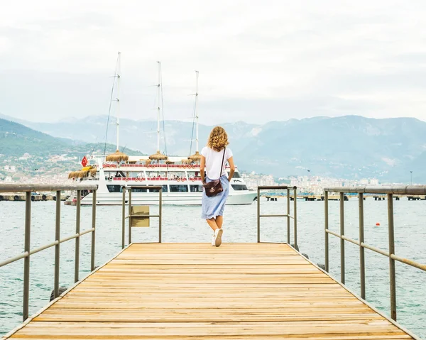 桟橋を歩いている若い女性 — ストック写真