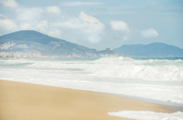 Onde Nel Mare Con Montagne Città Alle Spalle Spiaggia Alanya — Foto Stock