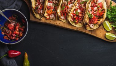 Karides tacos ev yapımı salsa ile