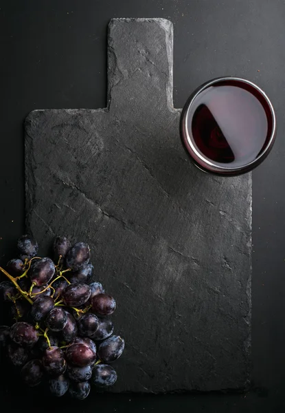 Glas Rotwein und Trauben — Stockfoto