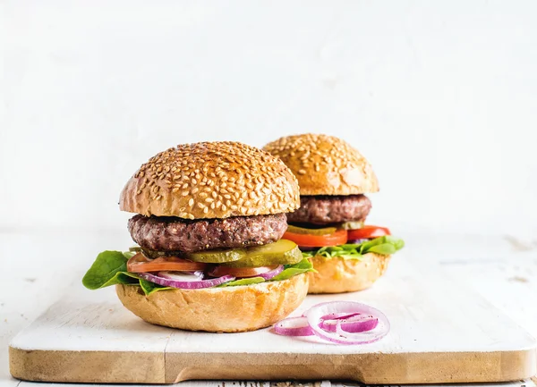 Färsk hemlagad hamburgare — Stockfoto