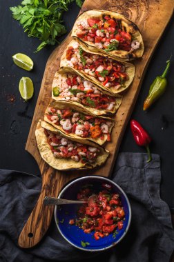 Karides tacos ev yapımı salsa ile