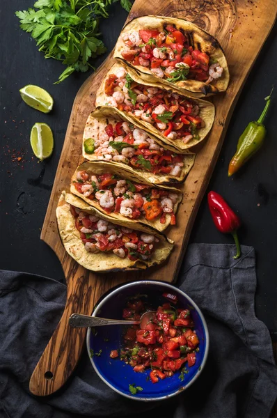 Krevety tacos s domácí salsou — Stock fotografie