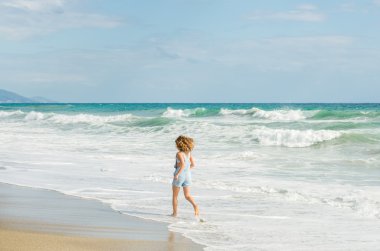 Genç kadın mavi kot tulum