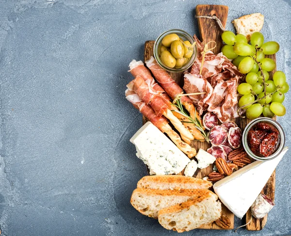 Selezione di formaggi e antipasti di carne — Foto Stock