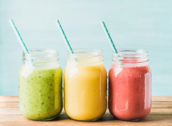 Frissen kevert gyümölcs smoothies — Stock Fotó