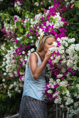 Genç sarışın kadın. 
