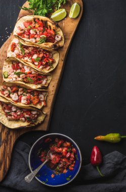 Karides tacos ev yapımı salsa ile