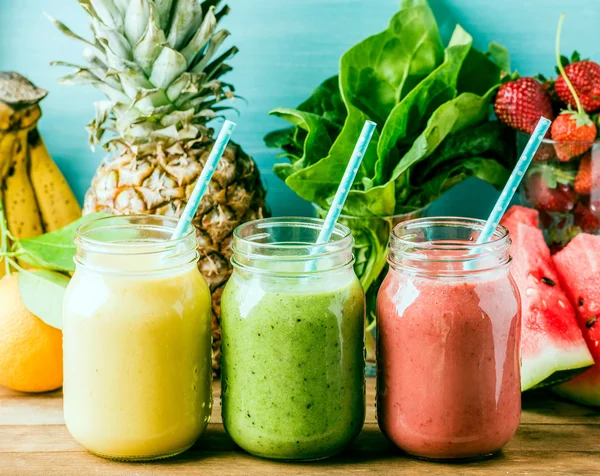 Smoothies de frutas recém-misturados — Fotografia de Stock