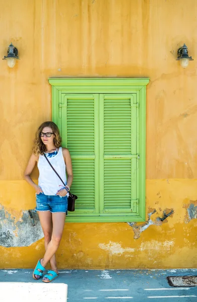 Jovem loira na típica cidade grega — Fotografia de Stock