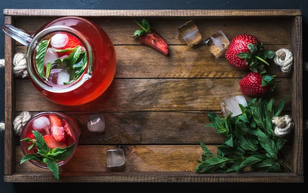 Limonada de hortelã de morango caseira — Fotografia de Stock