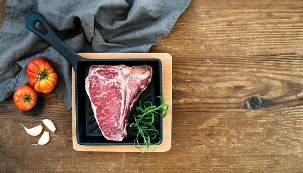 Carne crua não cozida bife em t-bone — Fotografia de Stock